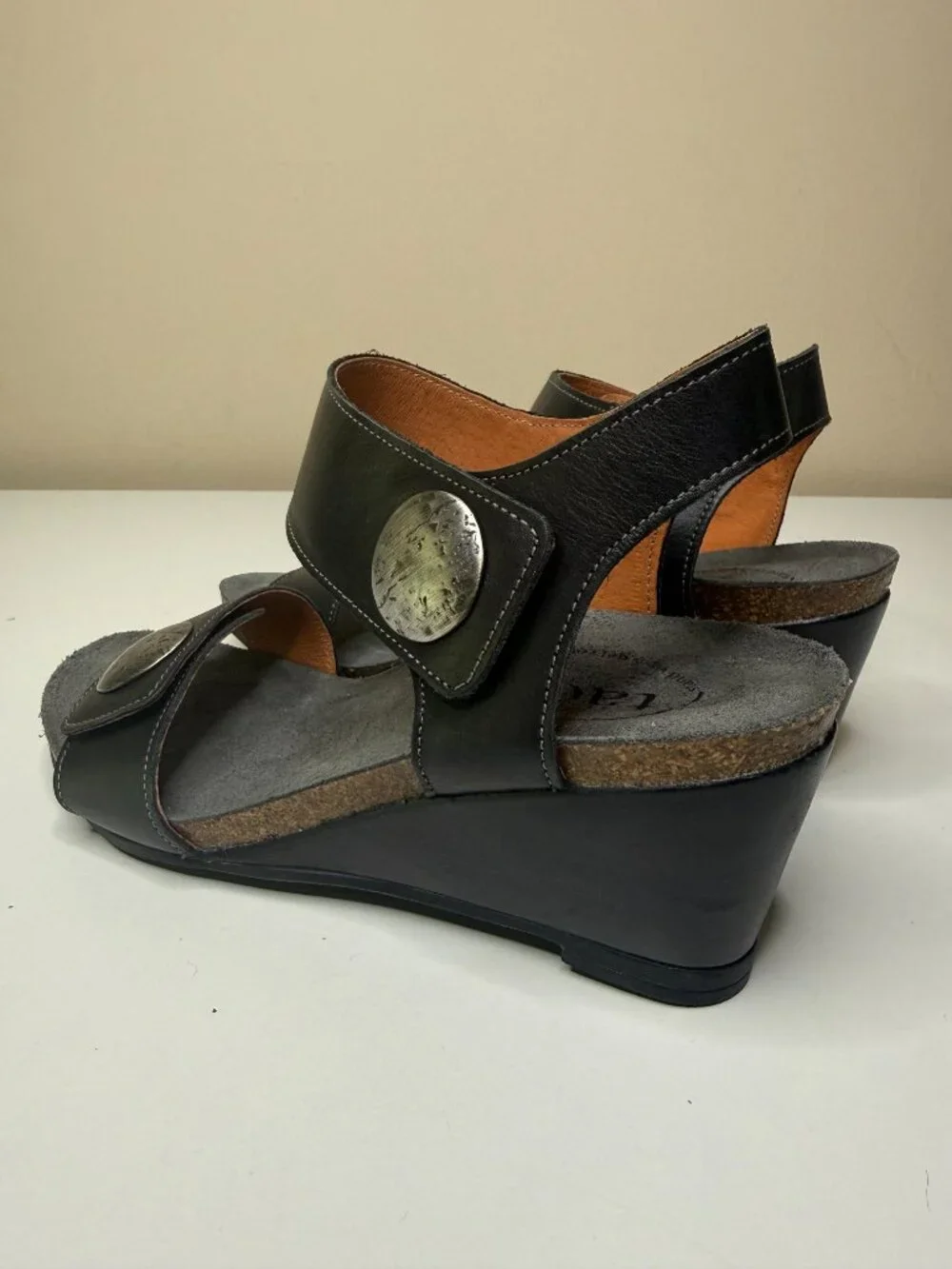 Taos Carousel 3 Wedge Sandal Womens 8-8.5 Black Leather Medallion Strap Open Toe